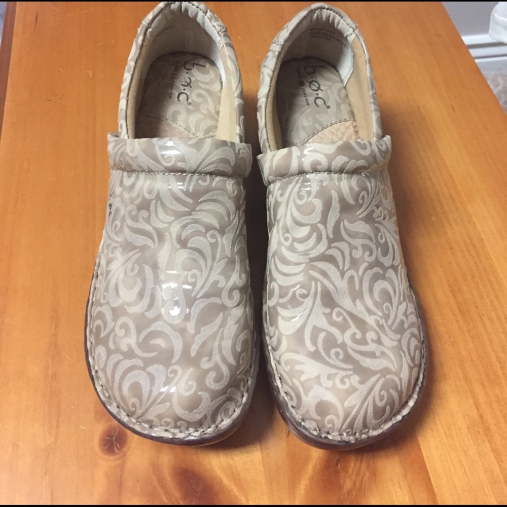 Comfortable barely used boc size 10 cream shoes