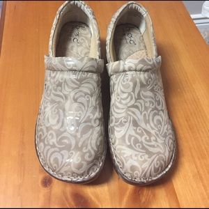 Comfortable barely used boc size 10 cream shoes