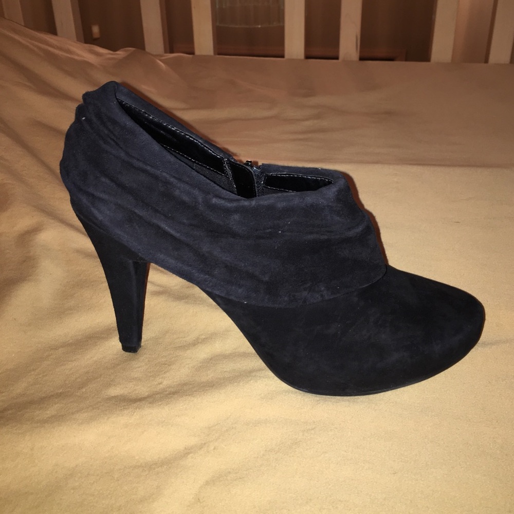 BRAND NEW Me Too Laso black suede booties in 9