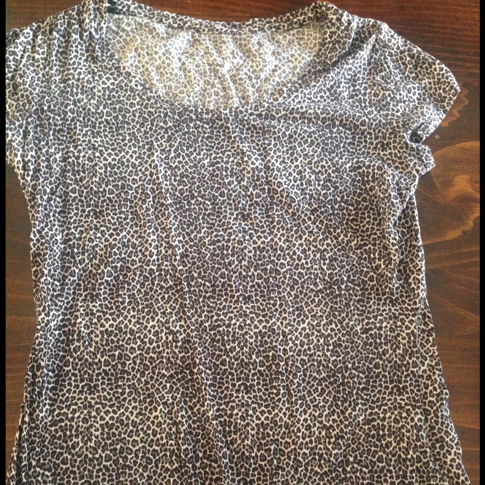 Grey and black leopard  tee;