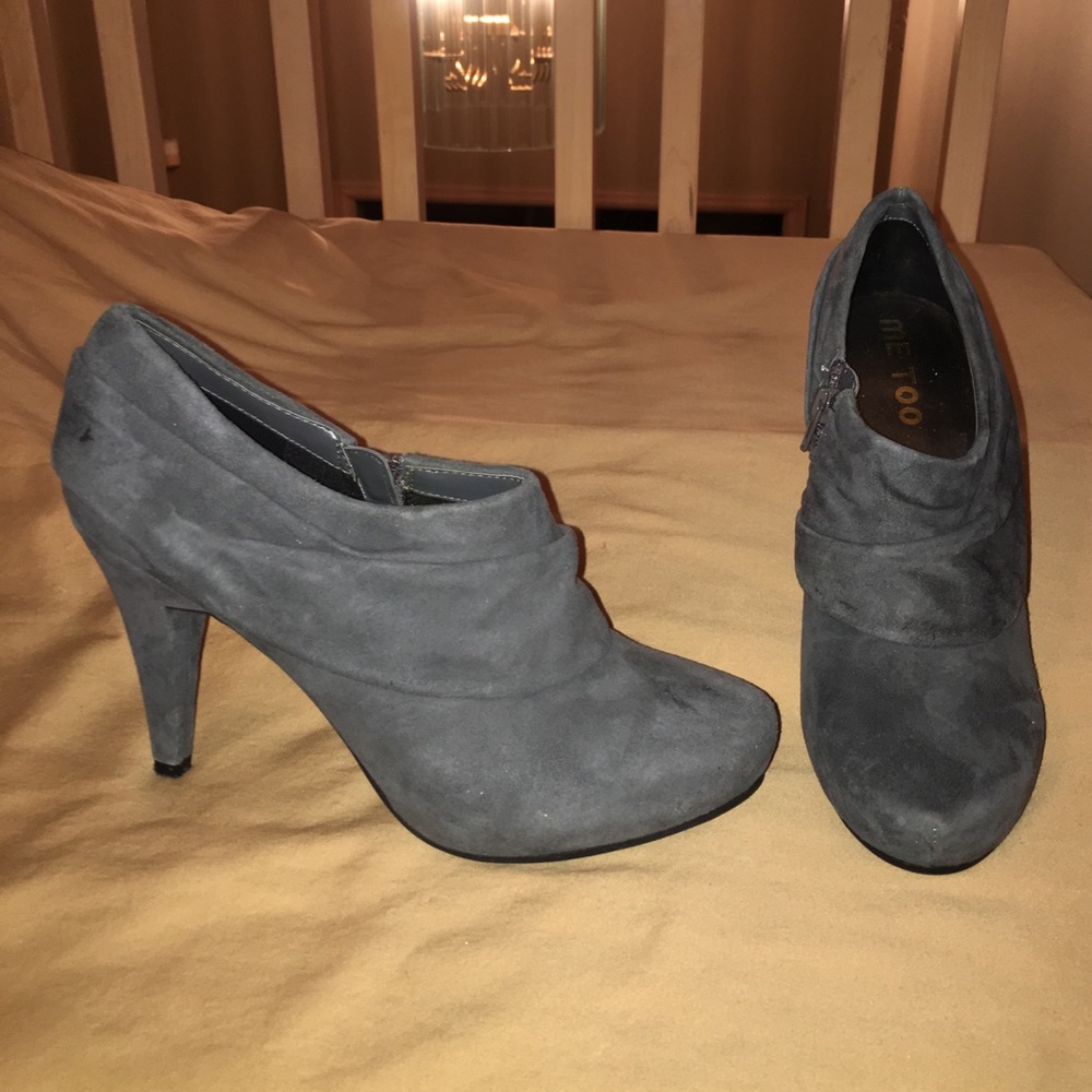 BRAND NEW Me Too Laso grey suede booties in size 9