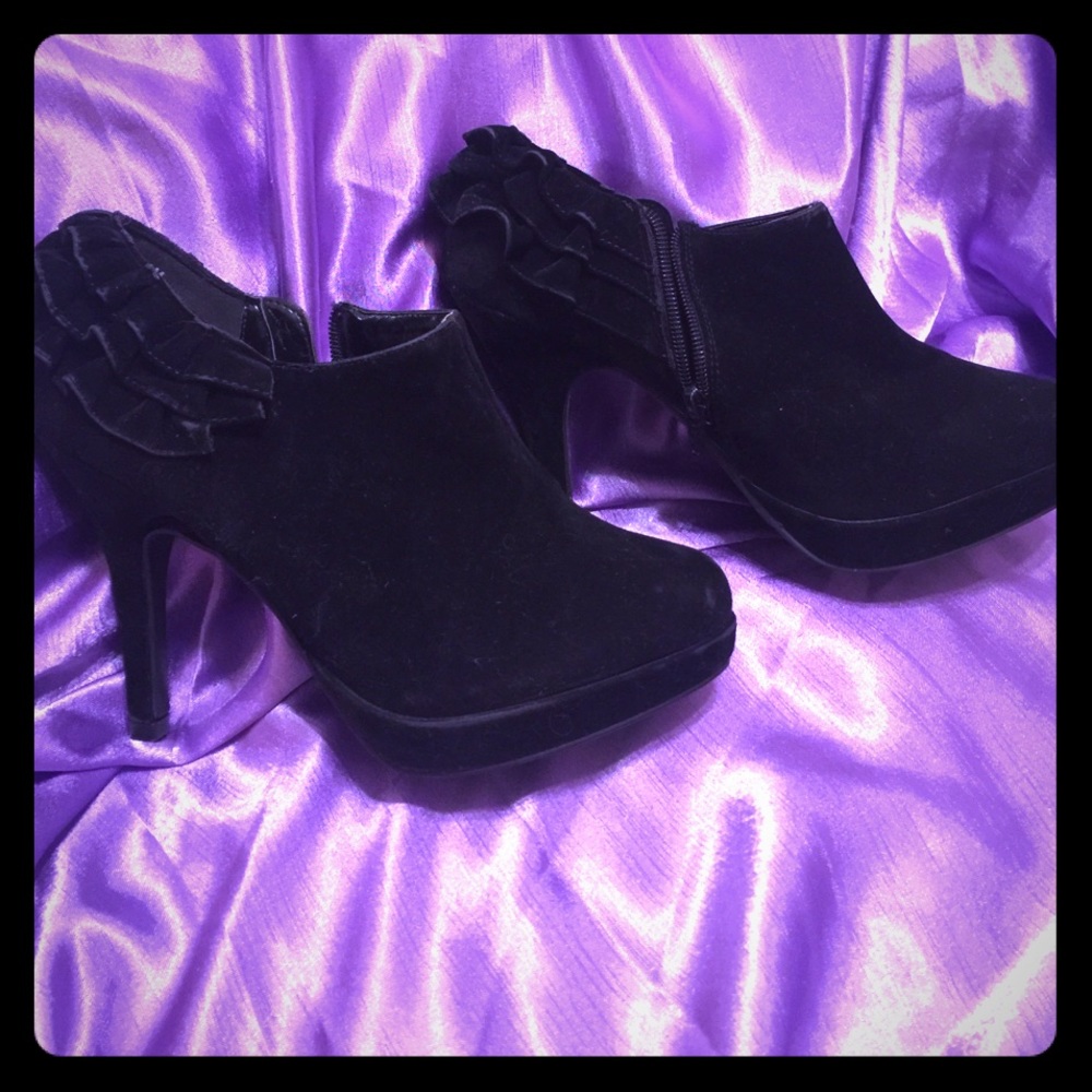 👠NEW 3in + 1/2 in platform black ruffled booties!