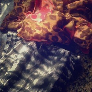 Set of 2 fashion scarves;