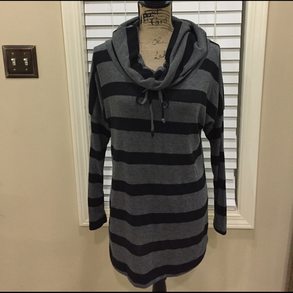 boutique Tops - 🎈Super cute and lovely tunic -adjustable cowl💕