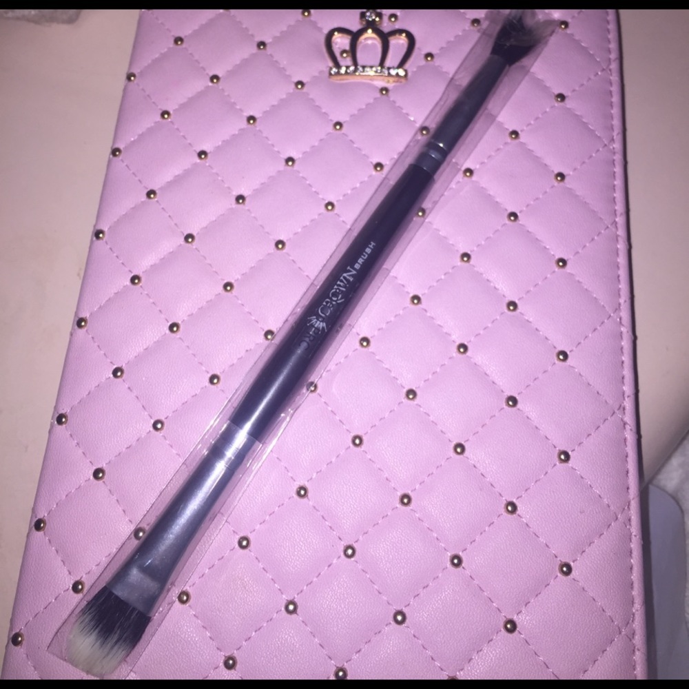 Double ended crown eyeshadow brush