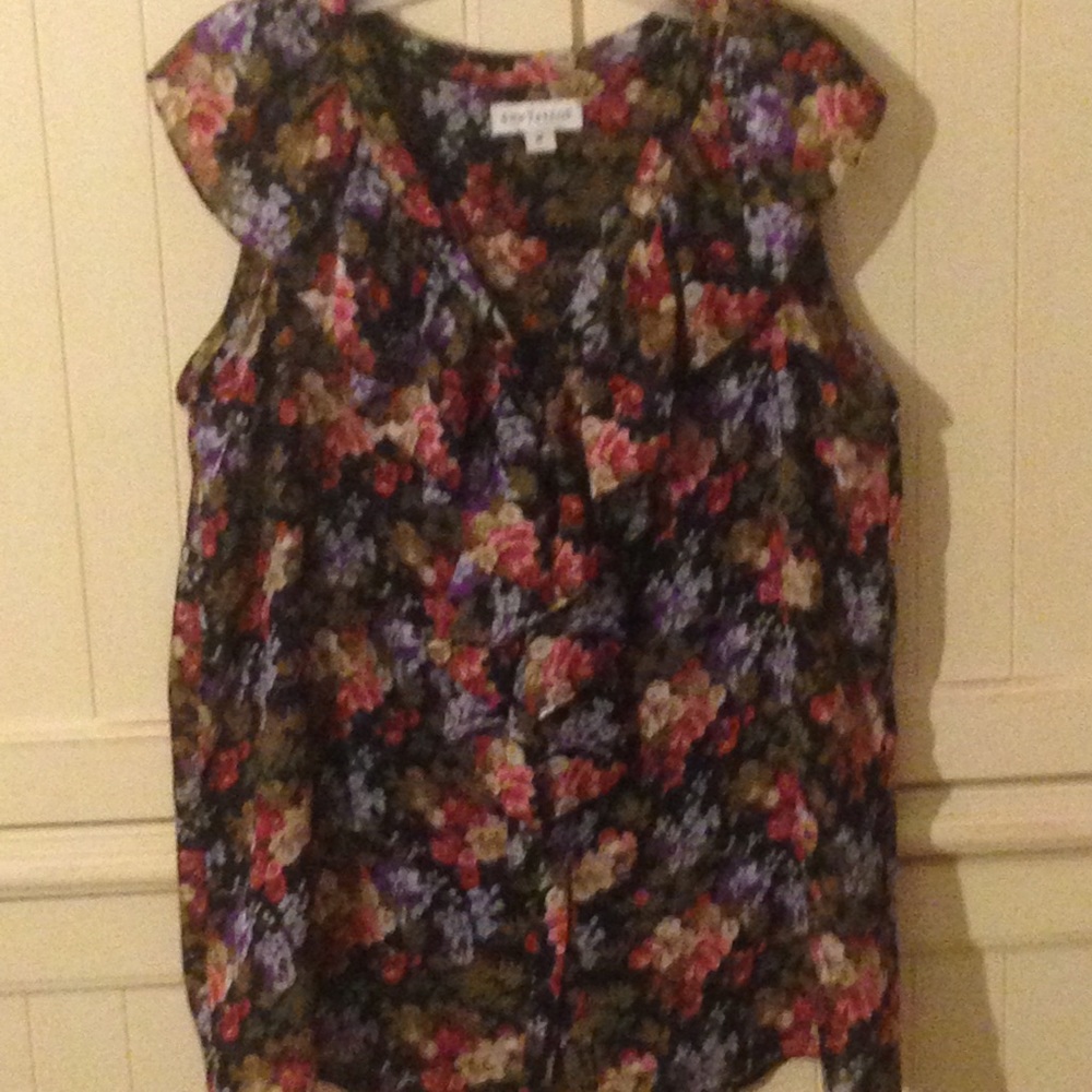 🌷Ann Taylor Ruffled flutter sleeve top🌷