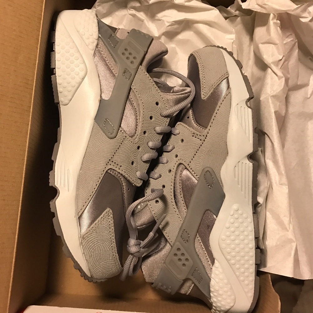SOLD - BRAND NEW Nike Huaraches Women 7 Suede