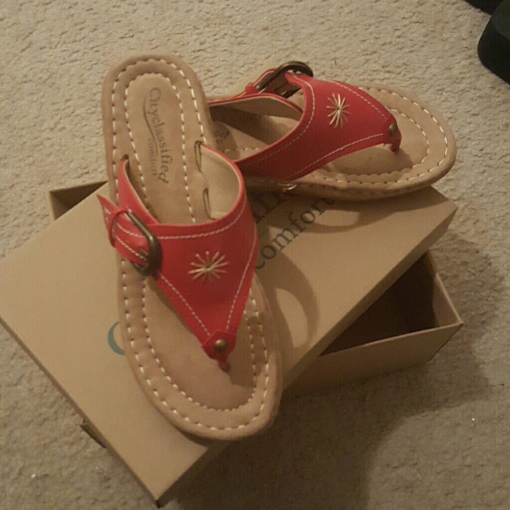 Red sandals by: Cityclassified