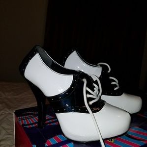 Black & White Saddle heels