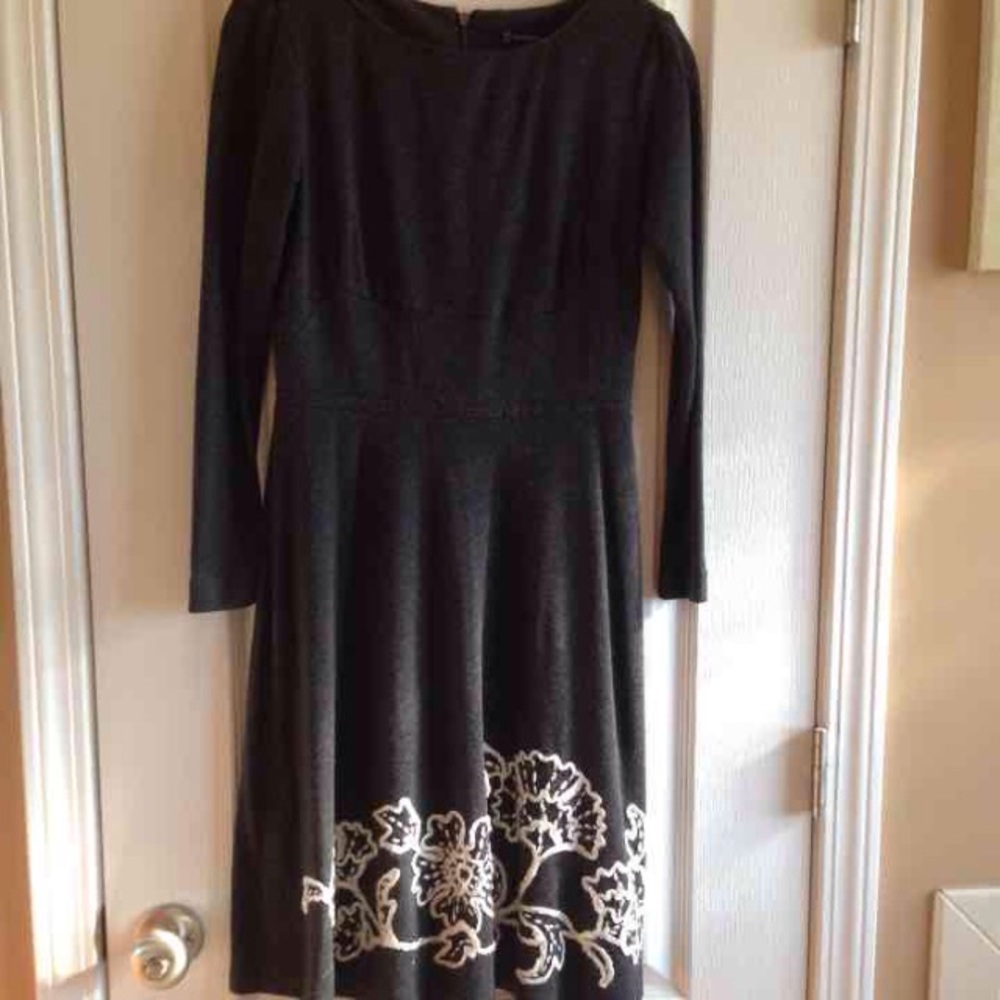 Grey 4P long sleeve dress with beautiful design