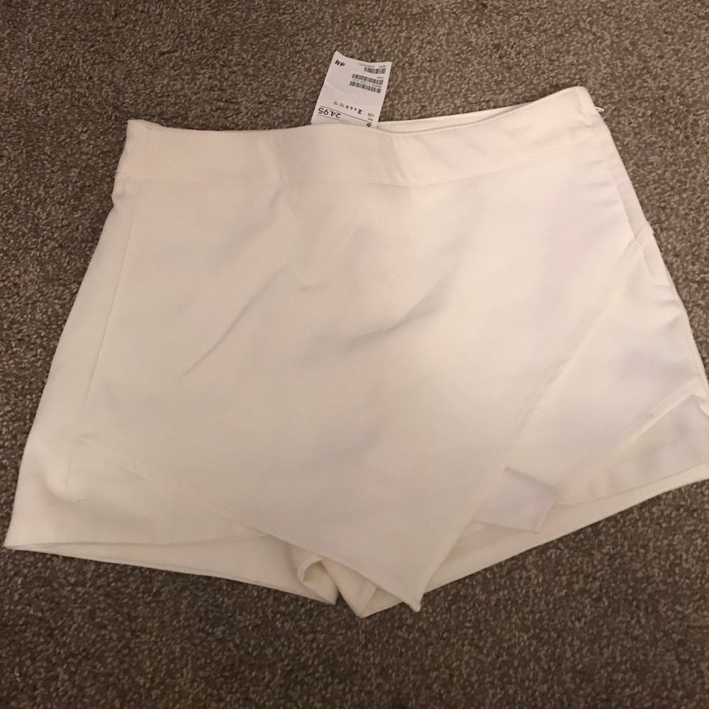 White H&M Shorts with layered detail! NWT SZ 2
