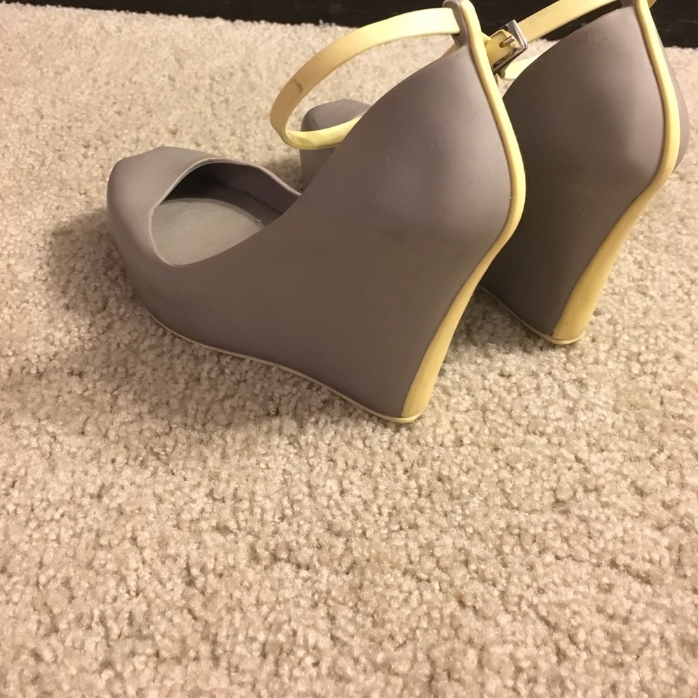 Grey wedge with yellow accents