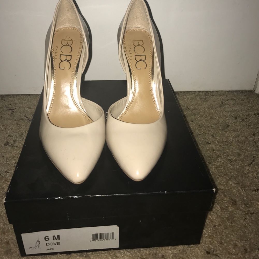 BCBG Jaze patent leather pump size 6