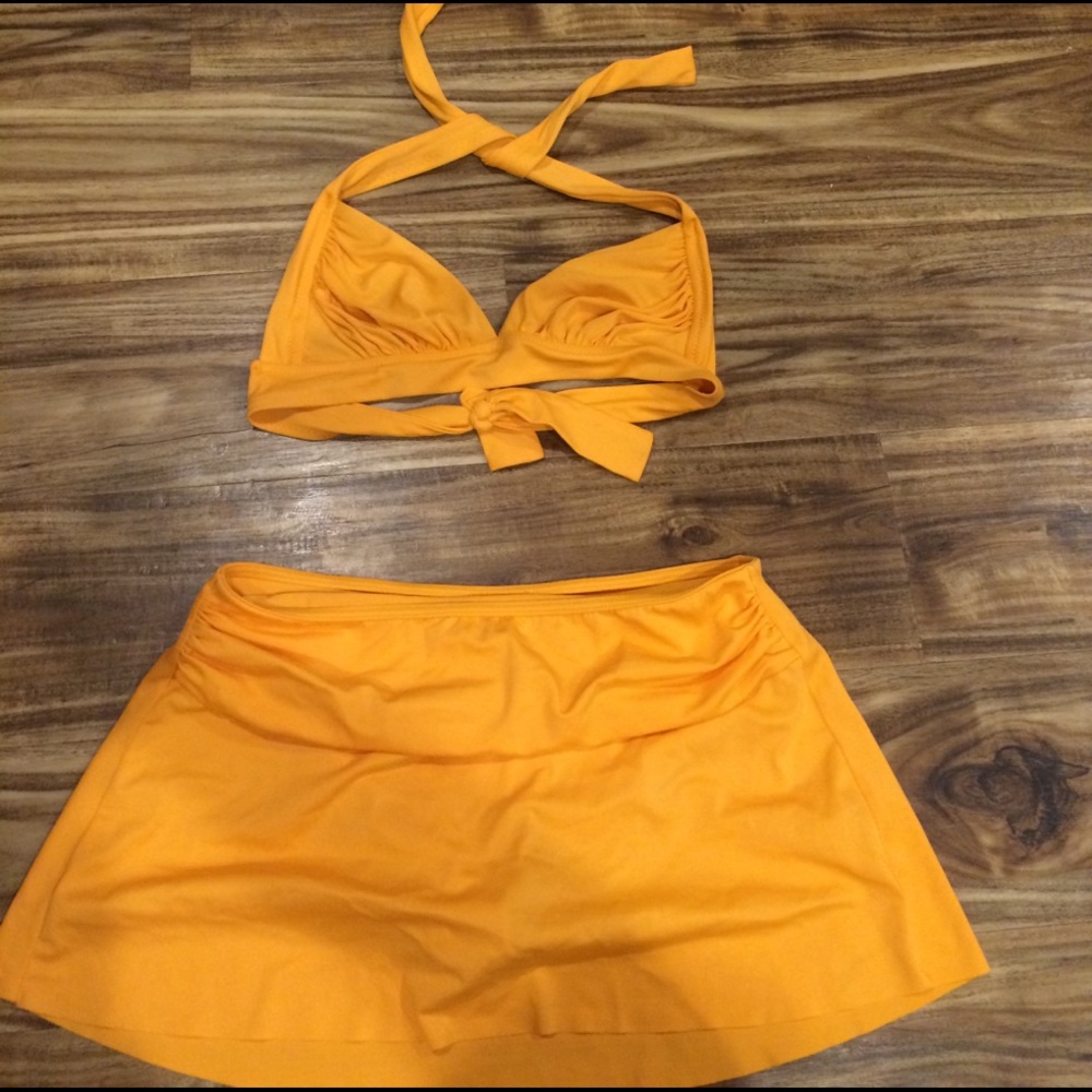 Bikini w/ small skirt