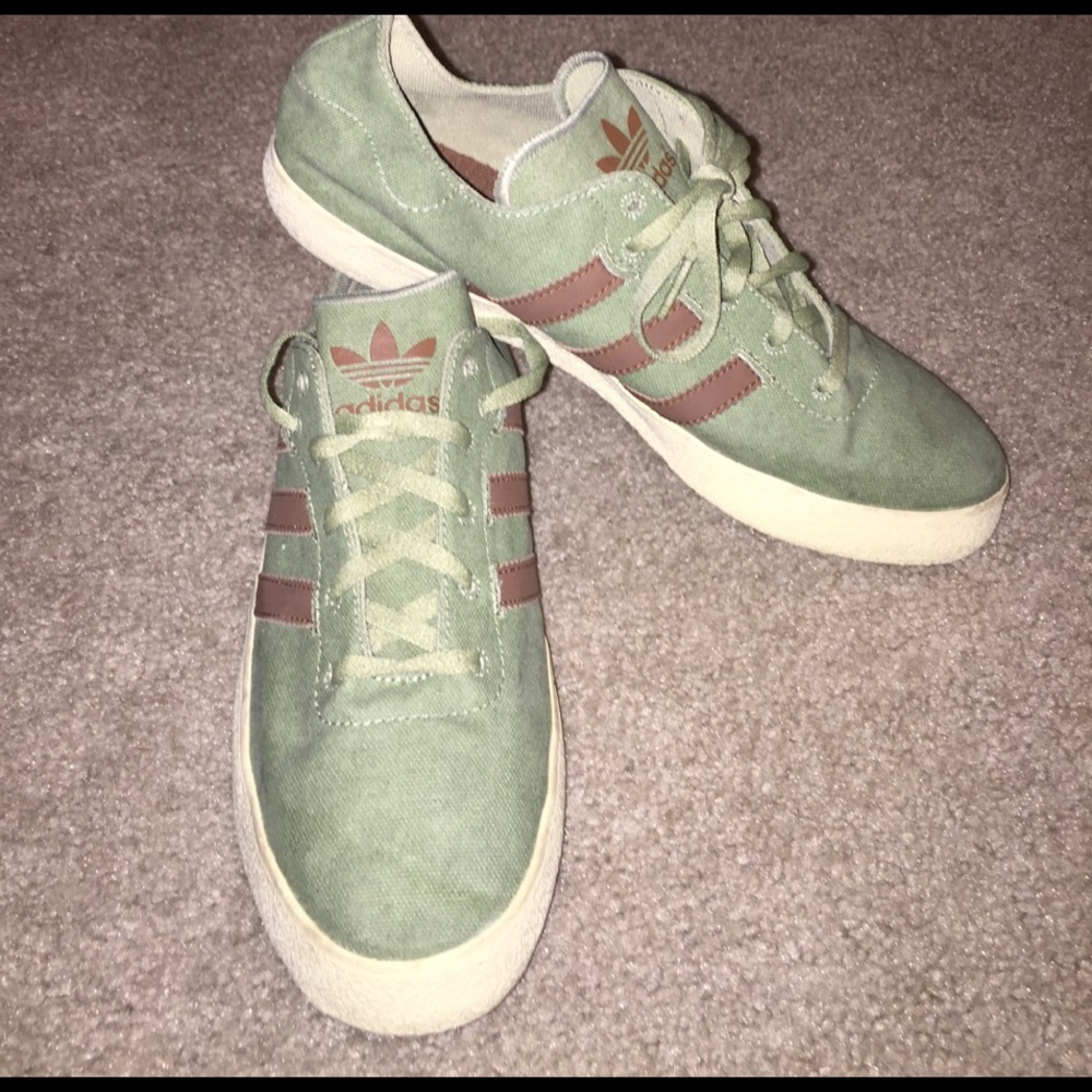 Men's Adidas canvas low tops - NEW!