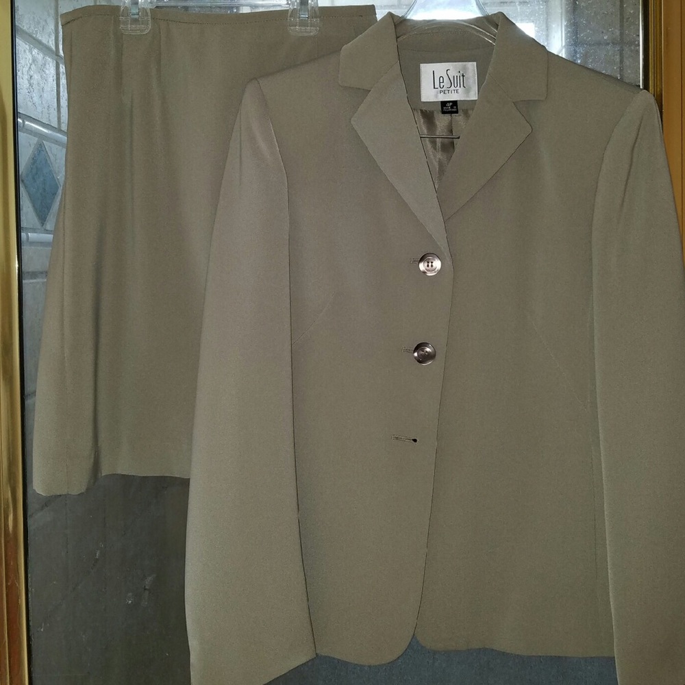 Women's Skirt Suit