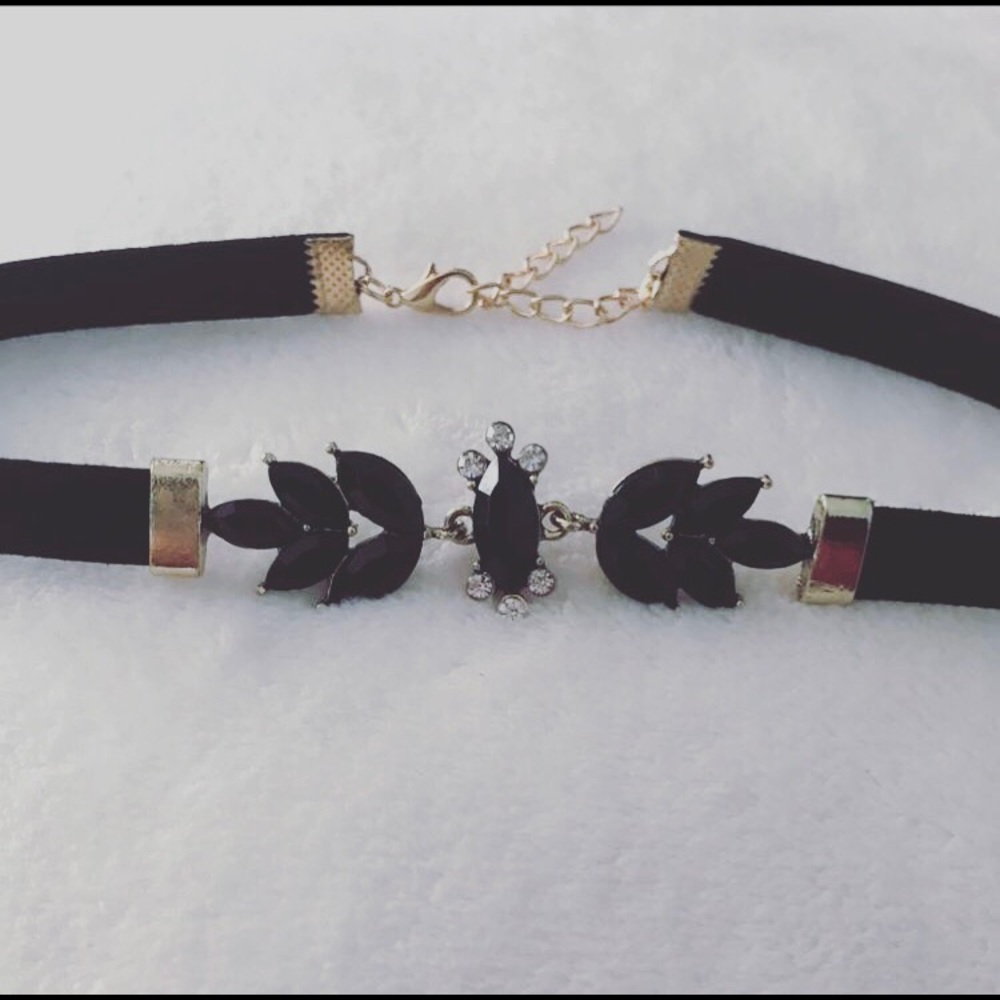 Black crystal choker
