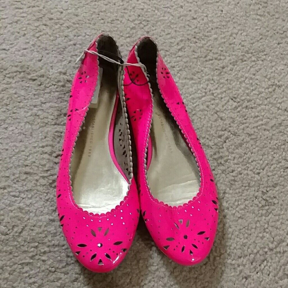 Gap perforated scalloped ballet flats.