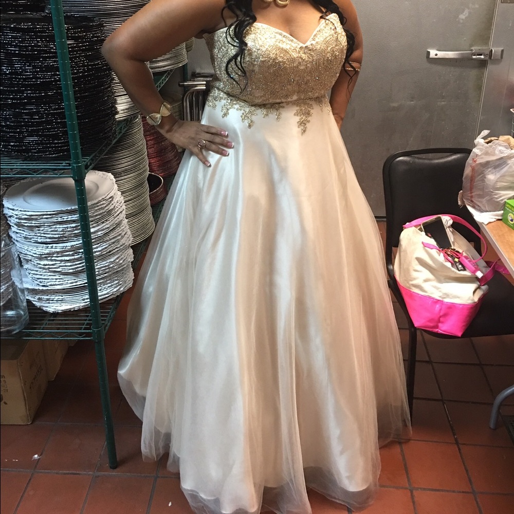 👗Cecily Brown Gold Studded strapless prom dress - Picture 2 of 8