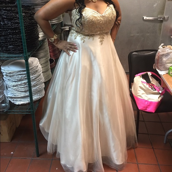 👗Cecily Brown Gold Studded strapless prom dress - Picture 2 of 8