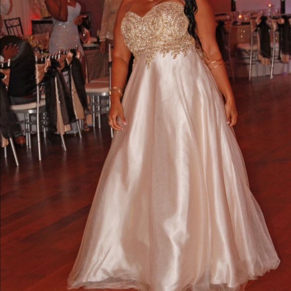 👗Cecily Brown Gold Studded strapless prom dress - Picture 4 of 8