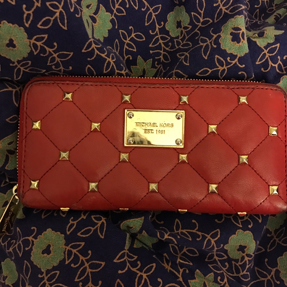 Micheal Kors studded wallet ❤️❤️🖤❤️❤️🖤❤️❤️