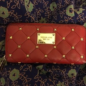 Micheal Kors studded wallet ❤️❤️🖤❤️❤️🖤❤️❤️