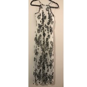 Super cute maxi dress with 2 slits in the front