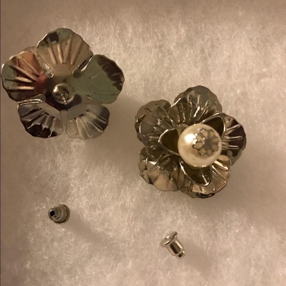 Beautiful Flower Earrings NWOT