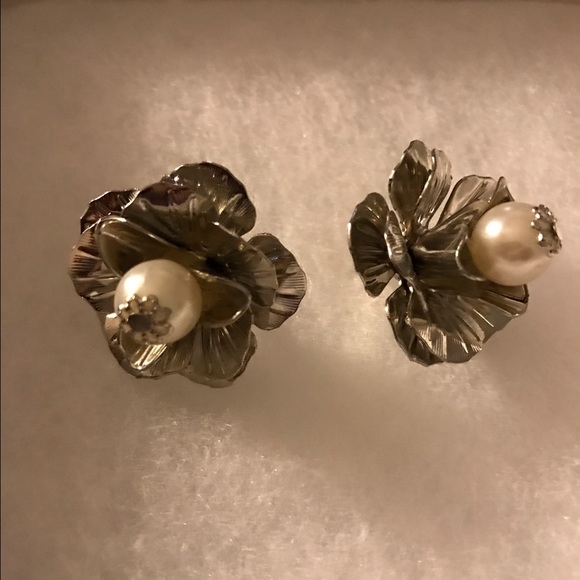 Beautiful Flower Earrings NWOT - Picture 2 of 2