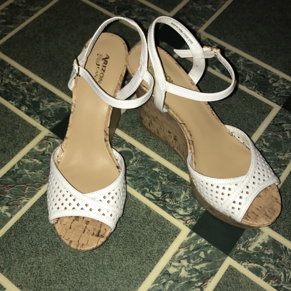 The perfect Easter wedge! Like new!!