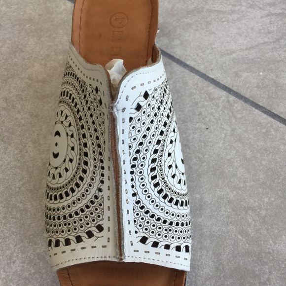 La Pinta Italian Leather Sandals - Picture 2 of 3