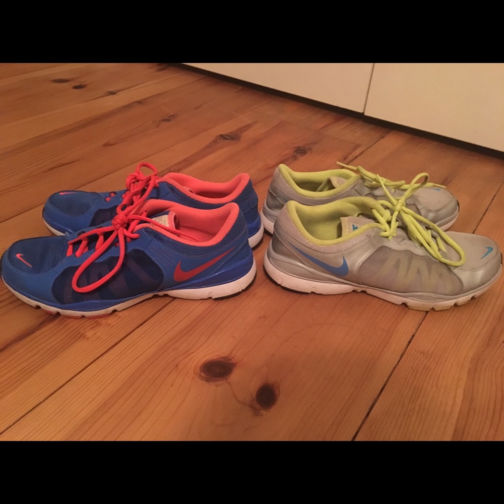 2 pairs of nikes