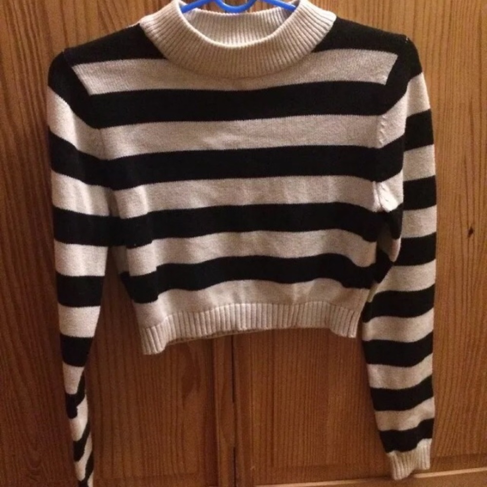 Cute horizontal black and white f21 exclusive top!