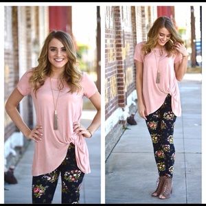 🎉1 left----- SALE🎉 Light pink knot tunic!