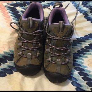 Size 6 keen hiking shoes....