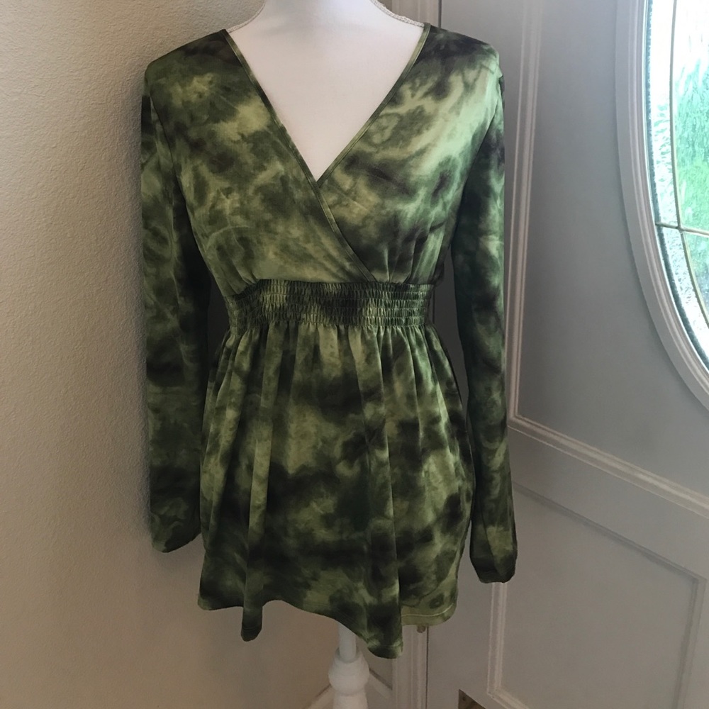 Cute green top. Size L