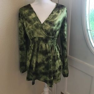 Cute green top. Size L