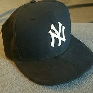 NY Yankee fitted size 7 3/4