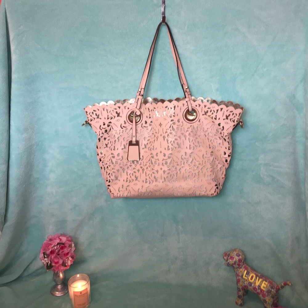 Aldo handbag with a laser cut design light pink
