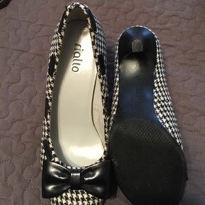 Black and white heal size 8