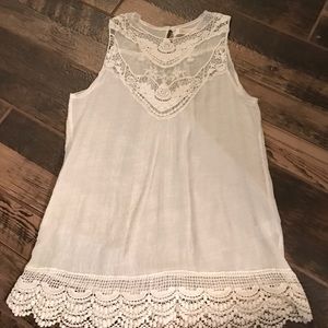 Woman's lace top. White.