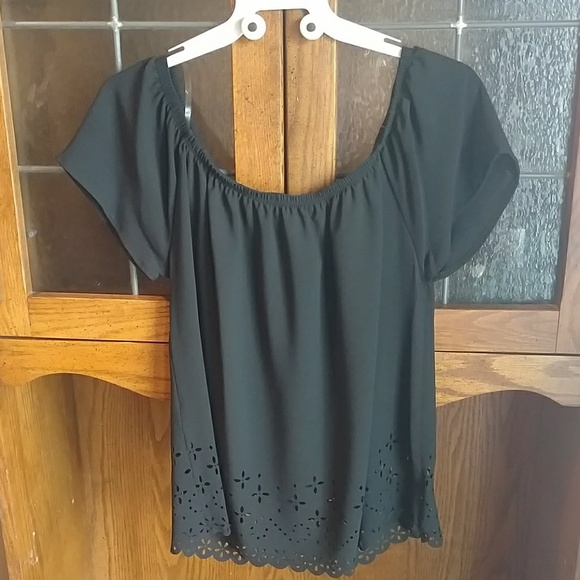 LAST ONE ✨ Black Laser Cut Hem Top - Picture 4 of 6