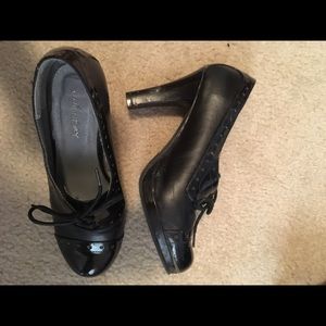 Black pumps