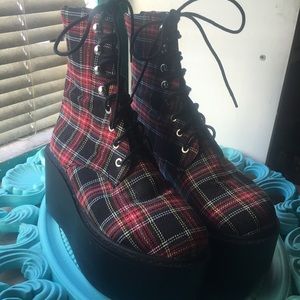 Unif Oi Plaid Platform Boot Size 7