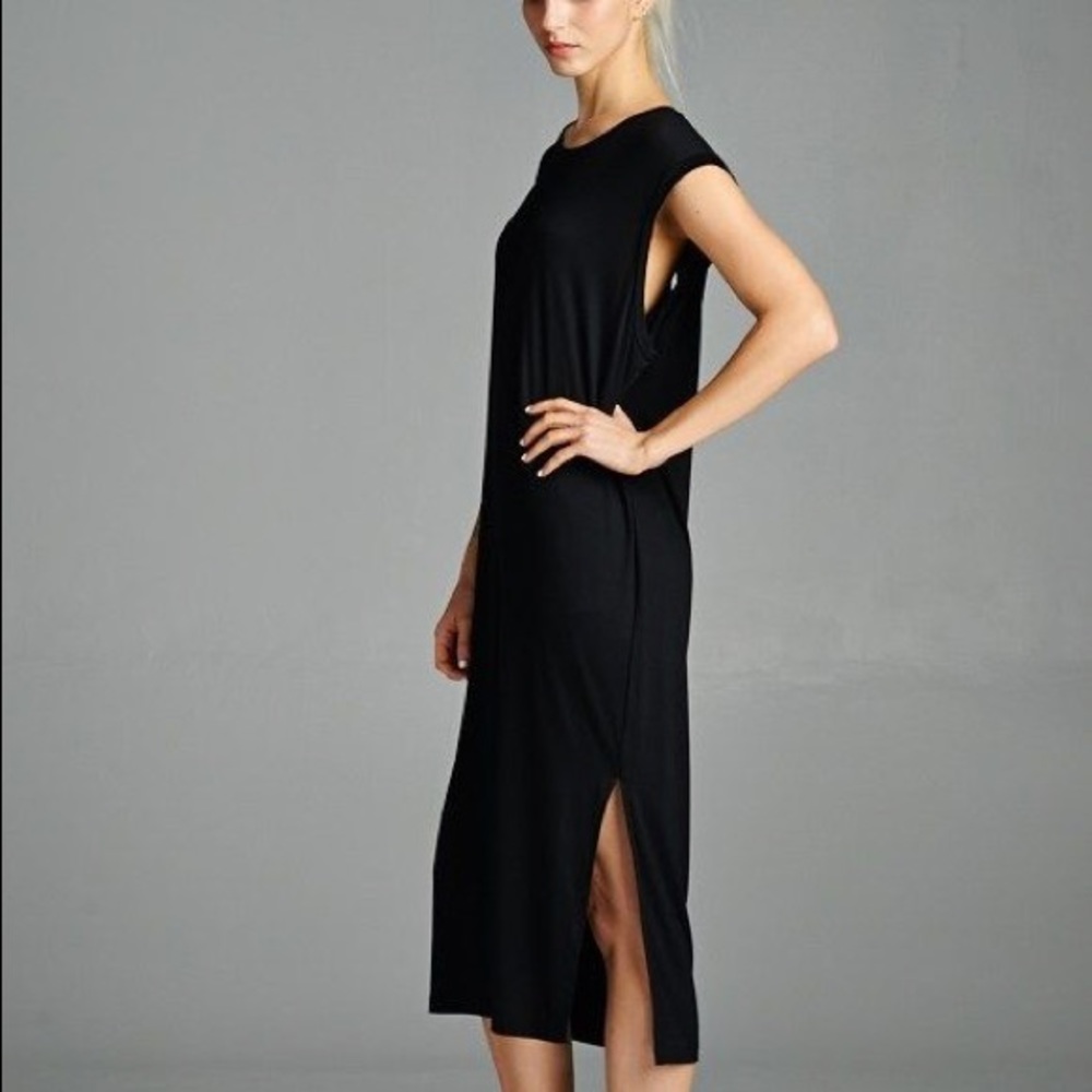 Sleeveless dress with deep keyhole opening in back