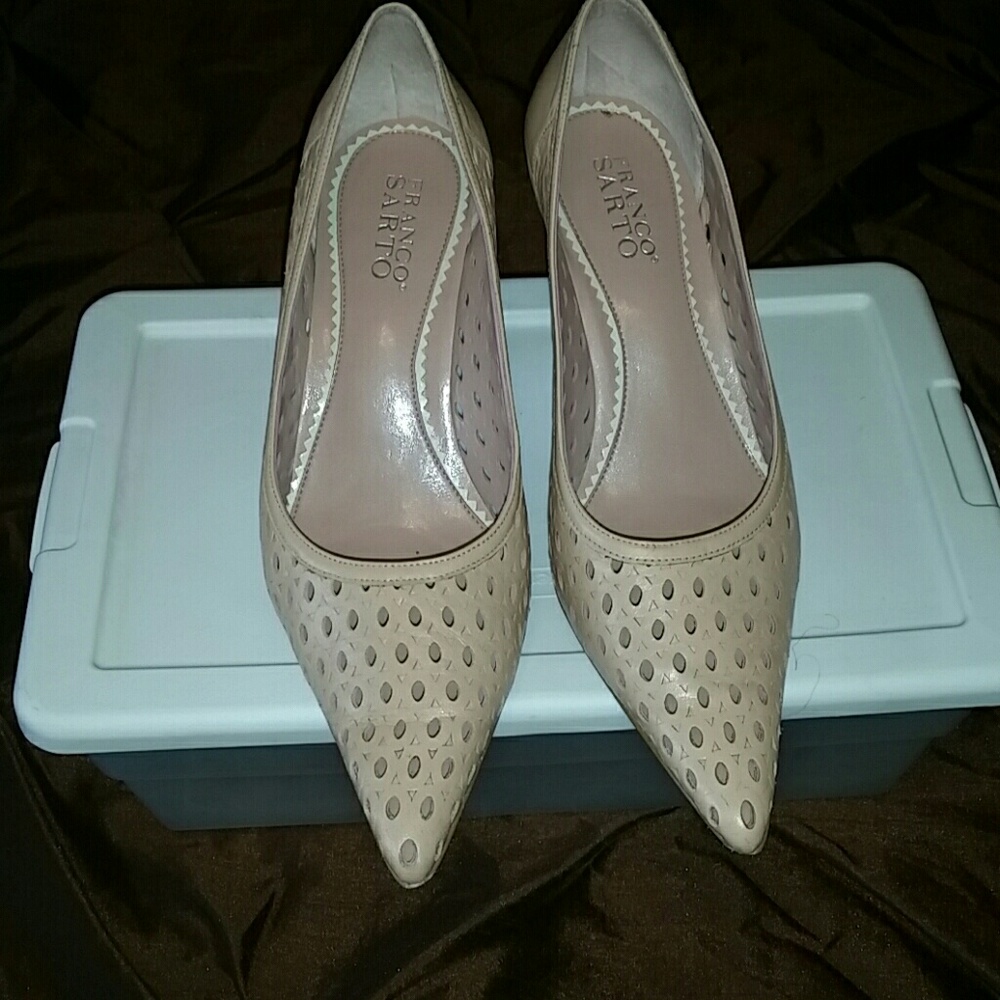 LIKE NEW! LOW HEELED  PUMPS