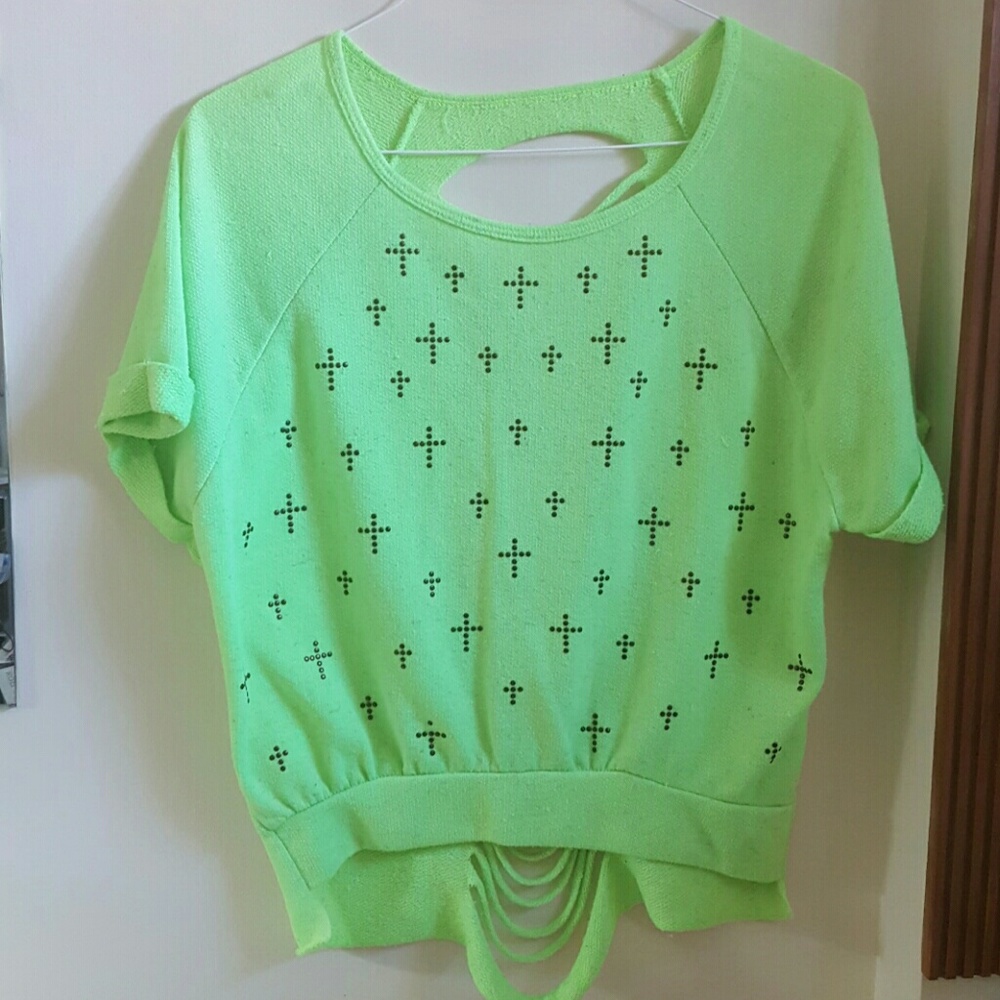 👕EMBELLISHED CROSS AND LATTLED TOP SIZE M-L
