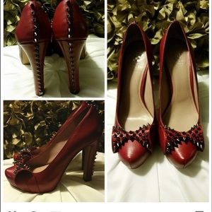 Worn 2x small tear on back bottom stud can't see.