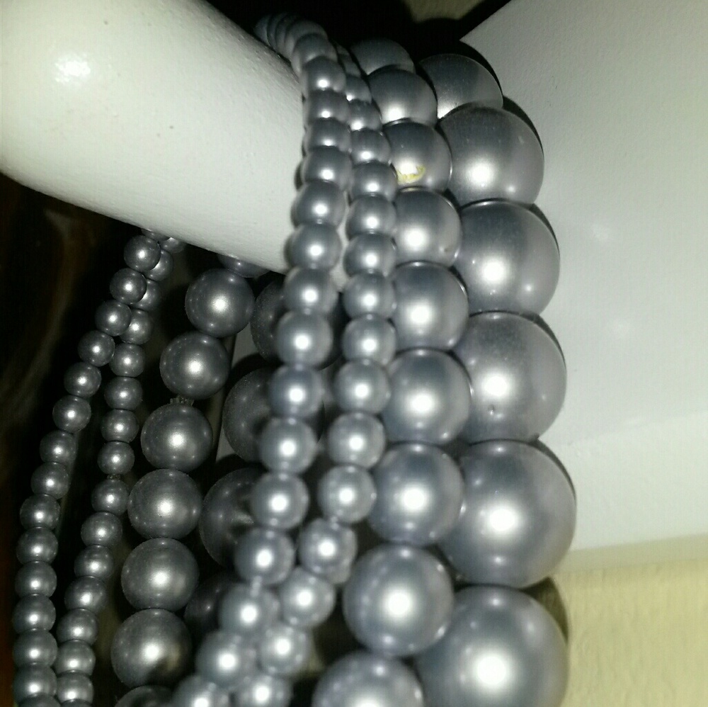 Set of 4 grey pearl bracelets